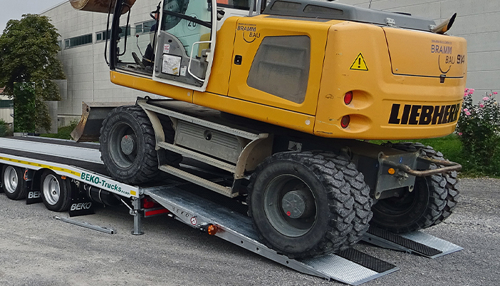 Beko-Trucks-Baumagazin-Baumaschinentransport-Ladungssicherung-Stapler